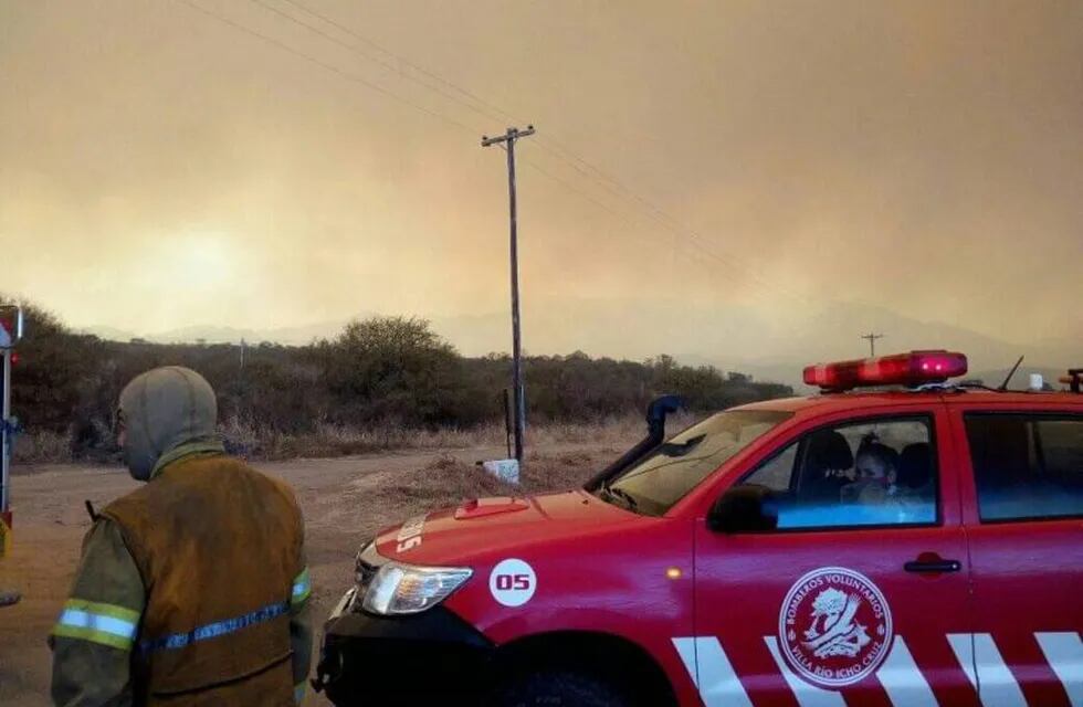 Incendio en un barrio de Villa Carlos Paz. (Foto / Facebook Bomberos Voluntarios de Icho Cruz).,