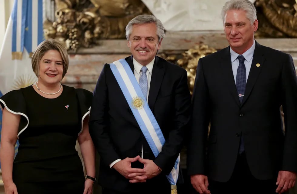 Alberto Fernández junto al presidente de Cuba, Miguel Díaz-Canel, y su esposa Lis Cuesta en el palacio presidencial en Buenos Aires. AP