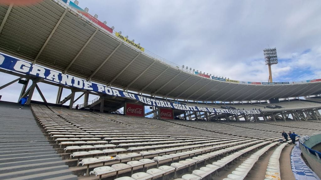 El despliegue de banderas de Talleres en las tribunas del estadio Mario Alberto Kempes cada vez que juega de local. 