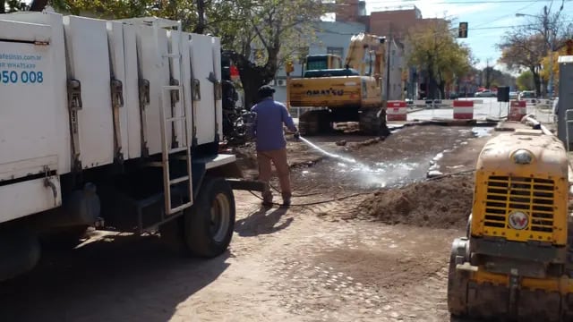 Trabajos de reparación en el socavón de Rivadavia y Suipacha