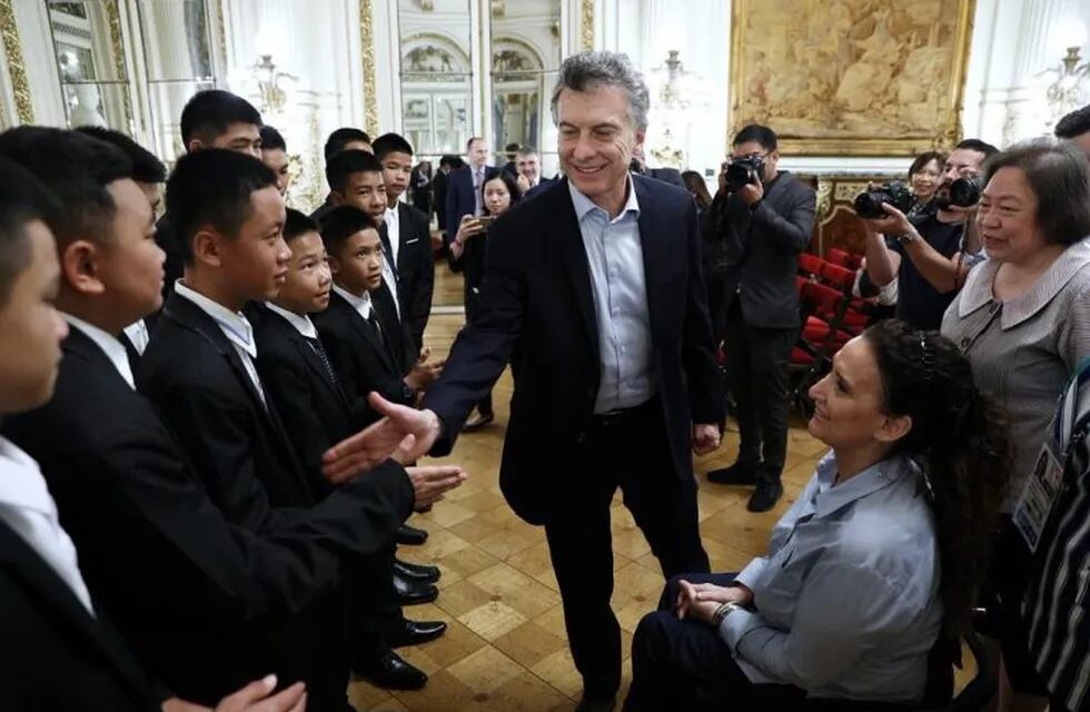 El presidente Mauricio Macri saludó este martes a los niños y adolescentes tailandeses. (Twitter)