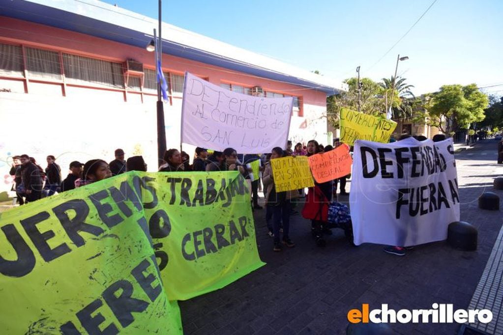 Los comerciantes autoconvocados se manifestaron frente al municipio puntano.