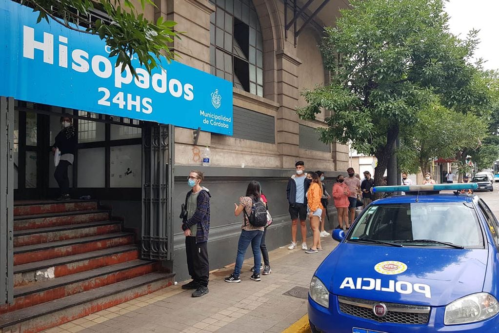 Mucha gente para hisoparse en el ex Registro Civil de calle Colón por variante Omicron. Fotografía Nicolás Bravo.