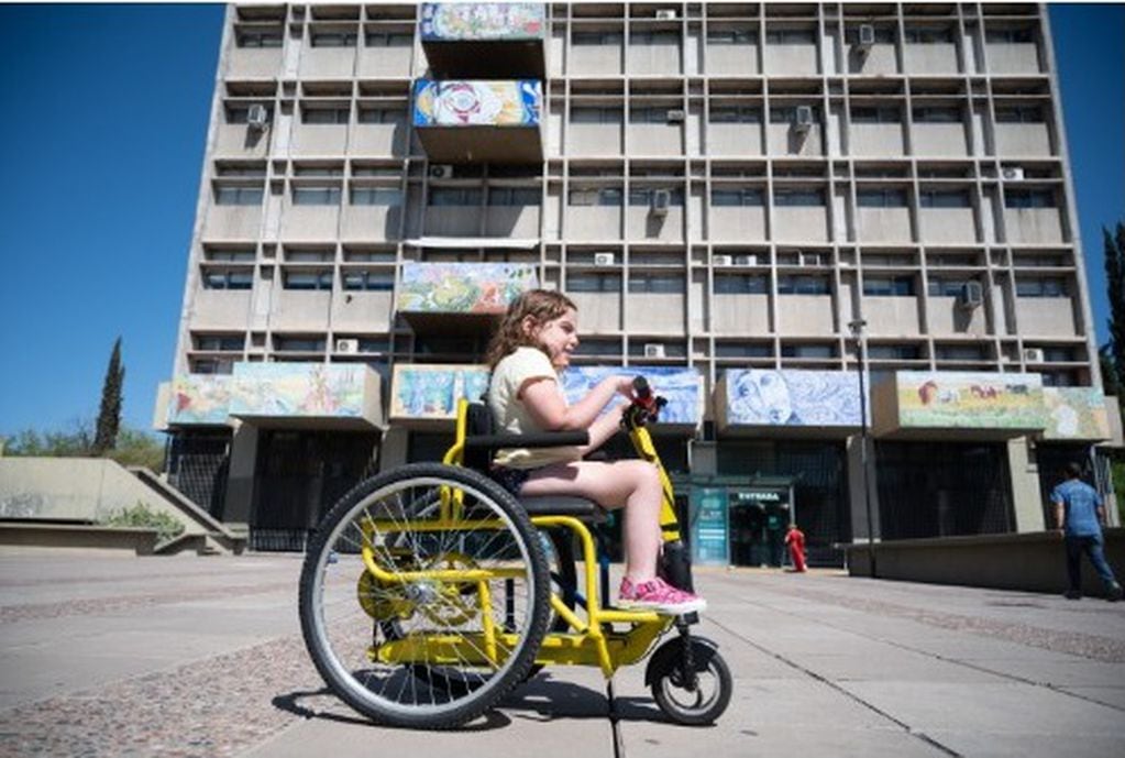 En Mendoza diseñaron una bicicleta inclusiva para una niña