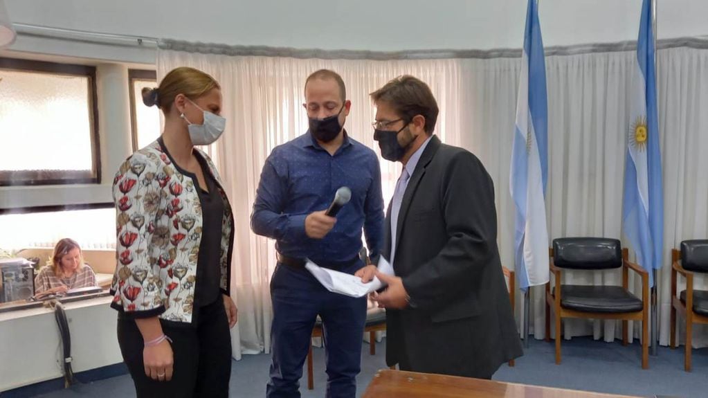 Paulo Campi le toma juramento a la concejal Mariana Abraham como vicepresidente del cuerpo.