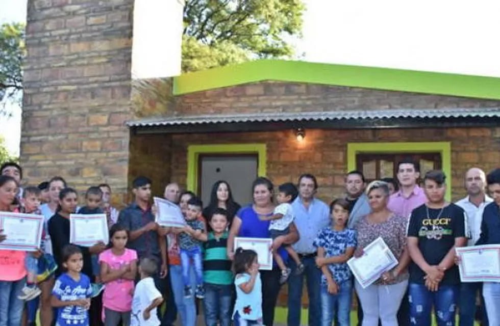 Las familias que recibieron su nuevo hogar se mostraron felices y agradecieron al gobierno provincial.