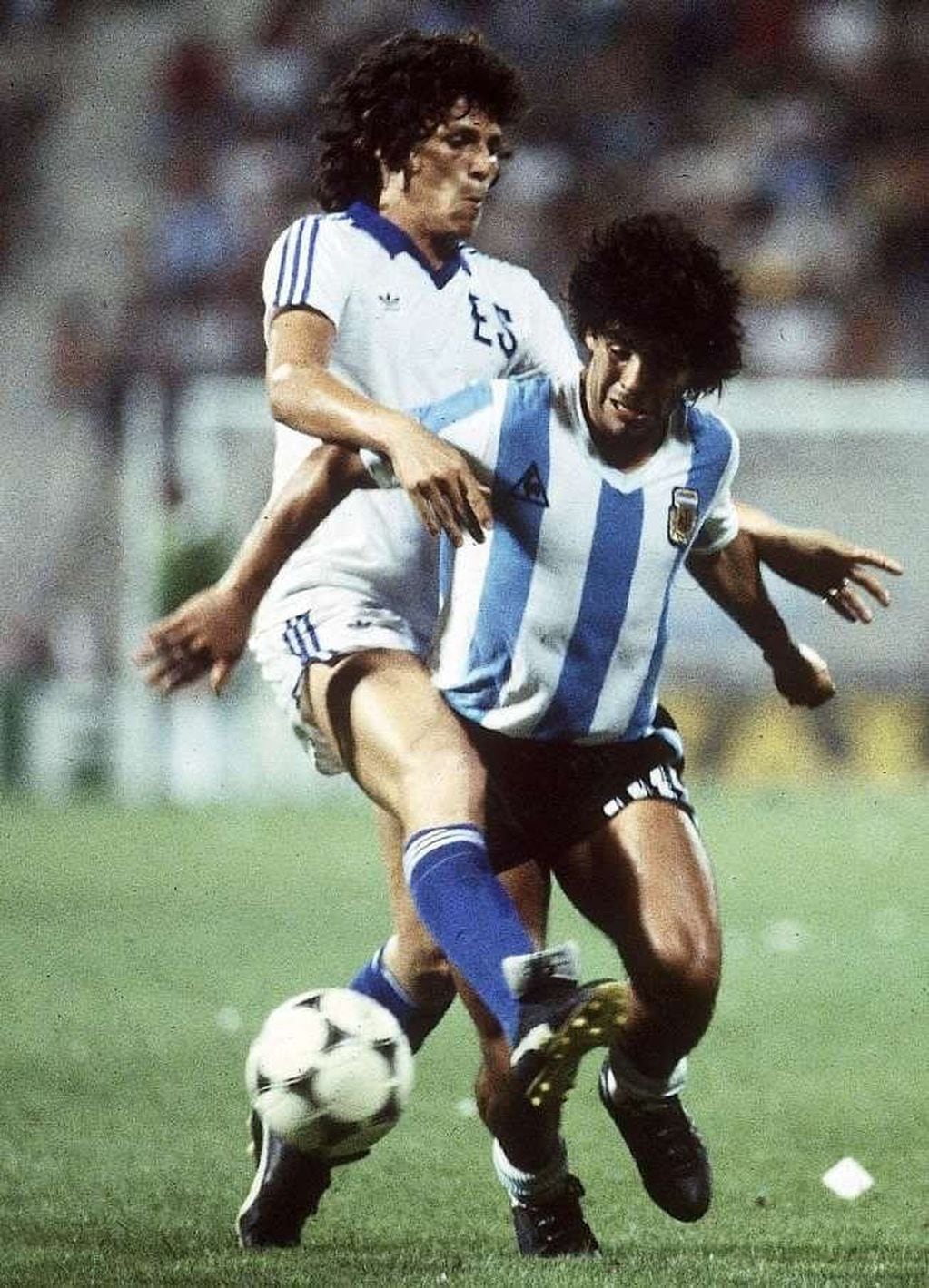 Diego Maradona intenta escapar de su marca de El Salvador. Foto: Archivo