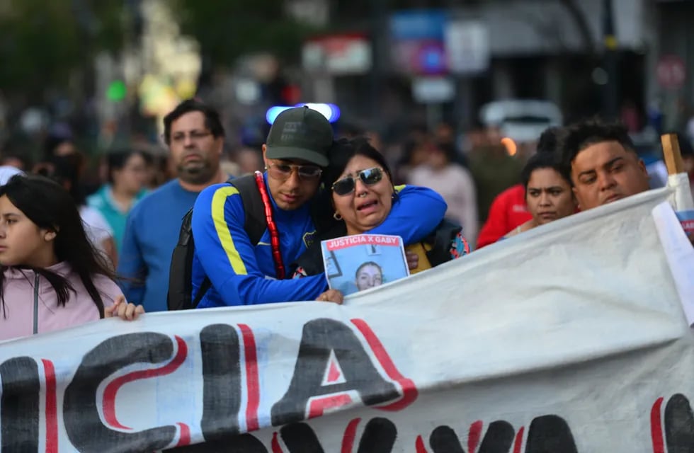 Familiares y amigos de Gabriela Pérez marcharon por las calles del centro de la ciudad de Córdoba pidiendo justicia por el crimen de la joven.