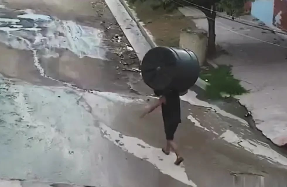 Se robó un tanque de agua en Córdoba y se fue caminando por la vía pública.