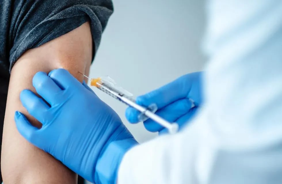 Según la OMS, la inmunidad de las vacunas contra el COVID-19 sería de 6 meses. Foto Michael Ryan/AP.