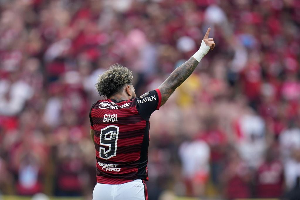 Se disputa la final de la Copa Libertadores entre dos equipos brasileros, Paranaense y Flamengo, en Guayaquil, Ecuador.
