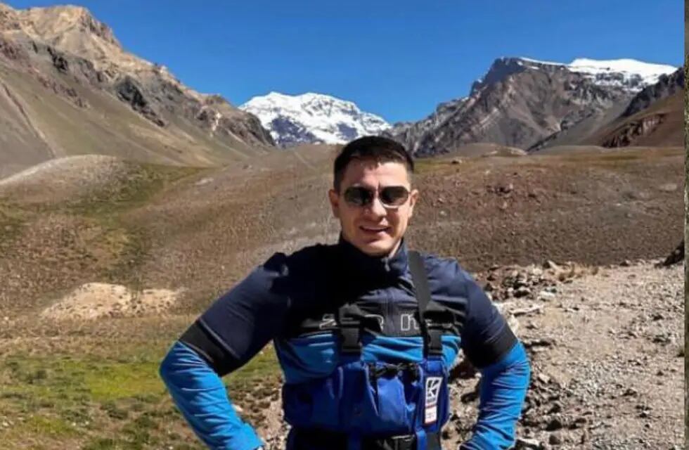Rustam Nabiev tiene 28 años logró llegar a la cumbre del Aconcagua a pesar de su discapacidad.