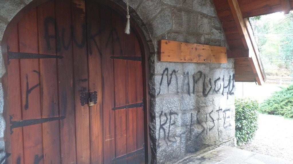 Grupos mapuches habrían intentado incendiar una parroquia en Villa La Angostura.