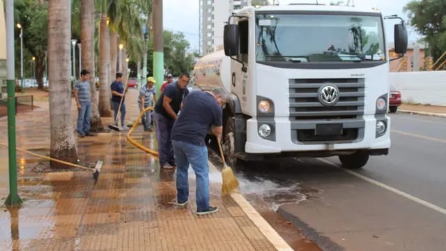 Limpieza de plazas y espacios públicos en Puerto Iguazú
