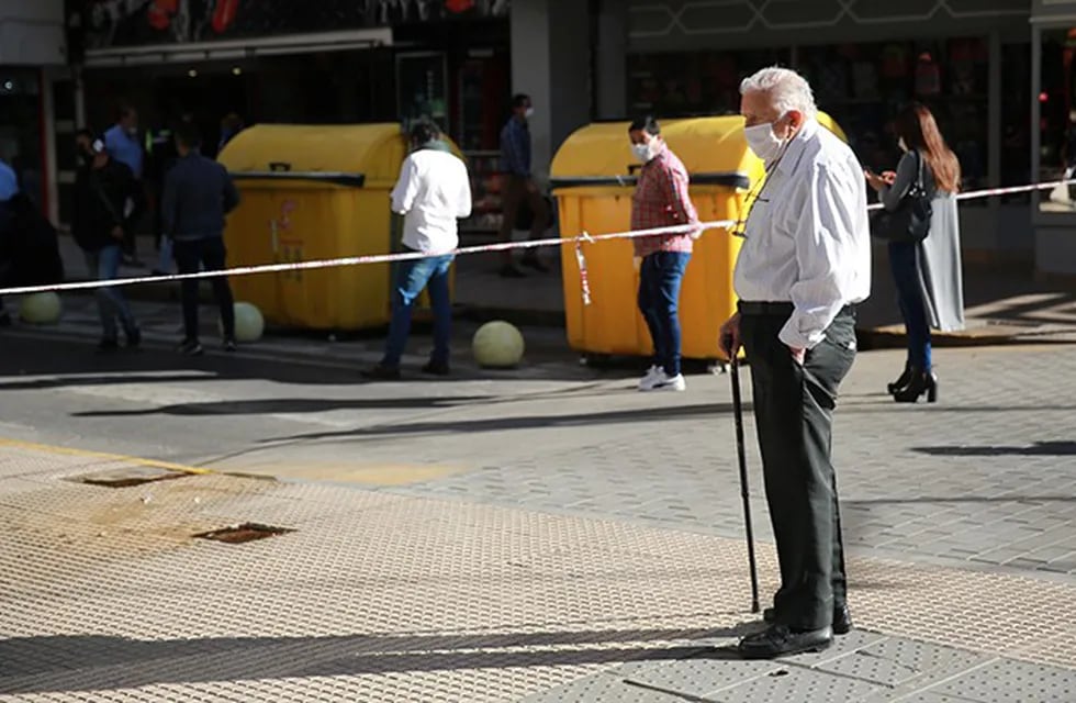 Cuarentena: la Policía regula la circulación de taxis y peatones en el microcentro. (SECP)