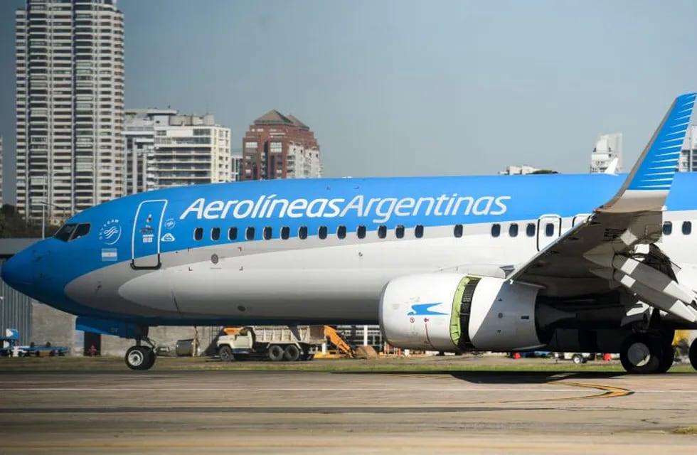 An Aerolineas Argentinas airplane taxis along the runway at the Jorge Newbery Airport in Buenos Aires, on August 2, 2017.\r\nArgentine state-run carrier Aerolineas Argentinas cancelled its August 5 weekly flight to Caracas over operational capacity and security concerns, the company said. Several foreign airlines, including Air France, Delta, Avianca and Iberia have also suspended flights to the country over security concerns due to the political situation. / AFP PHOTO / Eitan ABRAMOVICH ciudad de buenos aires  aviones de aerolineas argentinas en aeroparque jorge newbery aviones