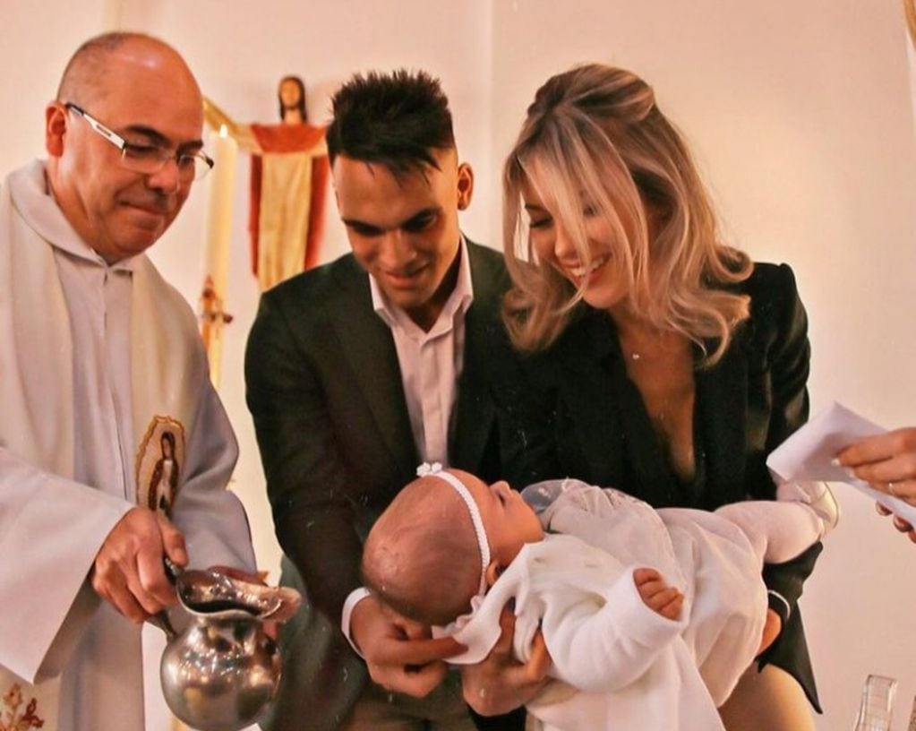 El bautismo de Nina, hija de Lautaro Martínez y Agustina Gandolfo, se realizó en el templo del colegio San José de los Hermanos Maristas de Mendoza.