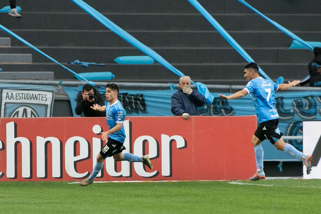 Nicolás Talpone festeja el 1 a 0 de Estudiantes ante Banfield por Copa Argentina. (Prensa Copa Argentina).