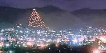 Árbol gigante de Navidad en diciembre de 1990 en Villa Carlos Paz.