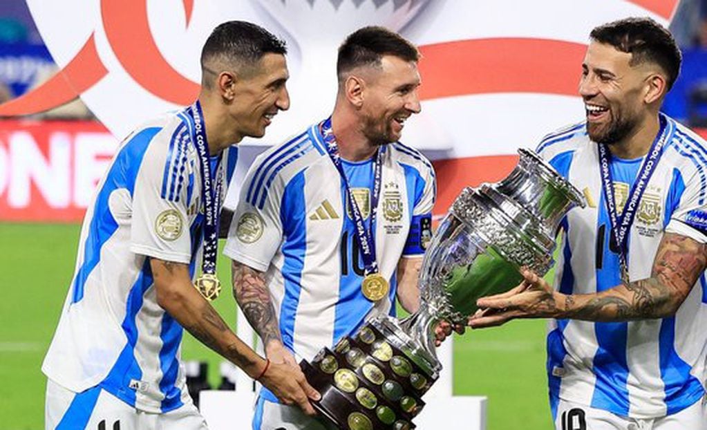 Di María, Messi y Otamendi levantan la Copa América. (AFA).