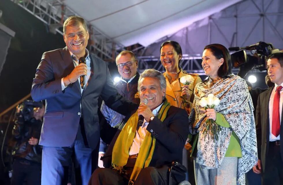 HANDOUTu00a0- El presidente Rafael Correa (izq.) celebra junto al candidato oficialista Lenín Moreno el triunfo en las elecciones presidenciales del 02/04/2017 en Quito, Ecuador. Junto a Moreno, su mujer Rocío Gonzu00e1lez.rn(ATENCIu00d3N u00b7 Para utilizar u00fanicamente c