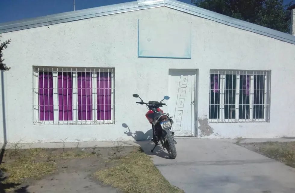 Centro de salud en Colonia Gelman, distrito de La Llave.