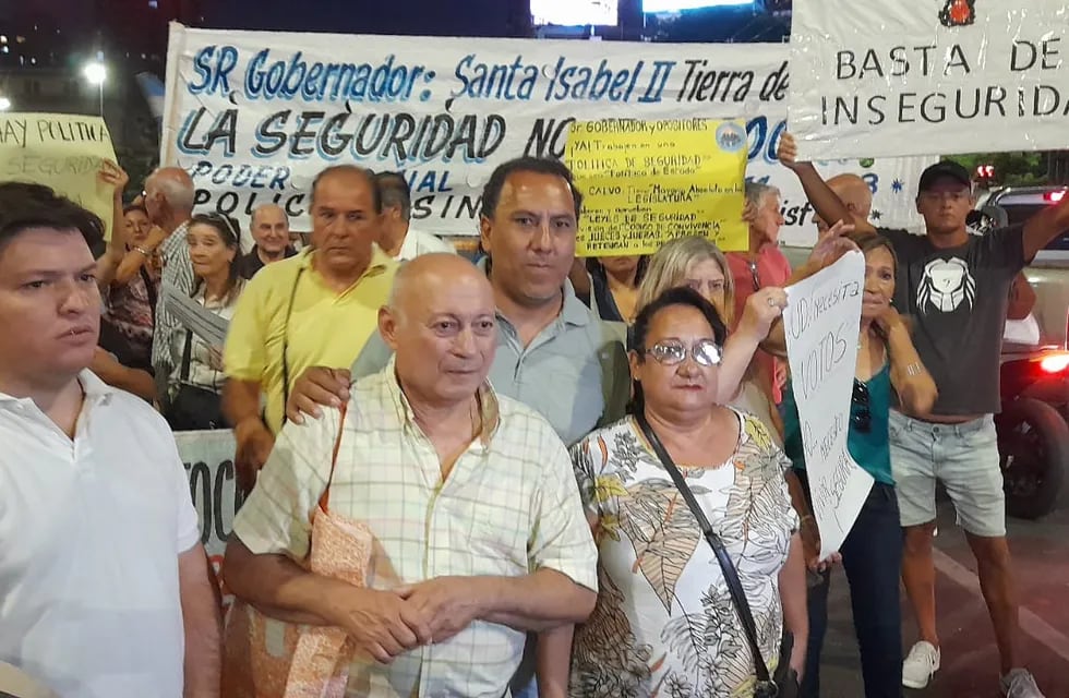 Vecinos se movilizaron en el Patio Olmos para pedir por más seguridad en los barrios de Córdoba.