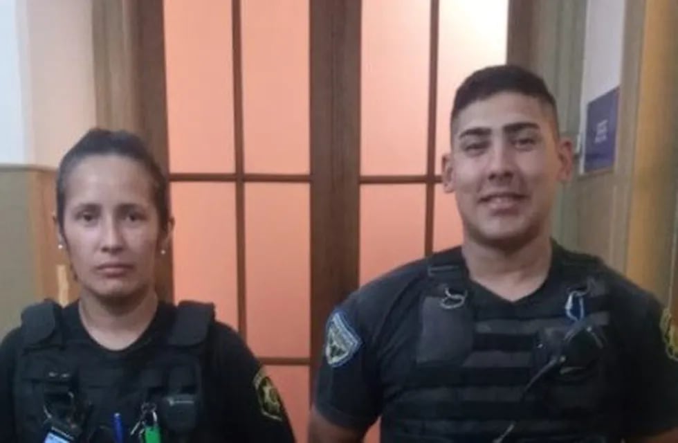 Agentes policiales revivieron a un bebé recién nacido (@JoseljuarezJOSE)