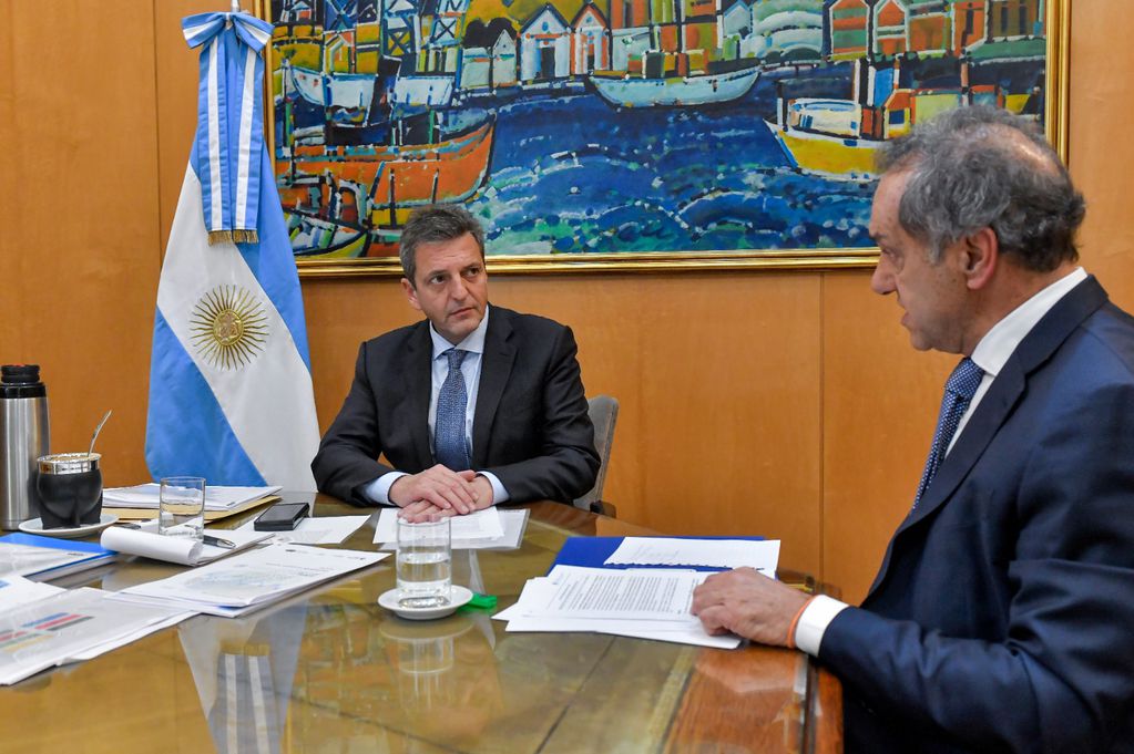 El precandidato oficialista Sergio Massa se reunió con el embajador argentino en Brasil y exprecandidato, Daniel Scioli. (Twitter)