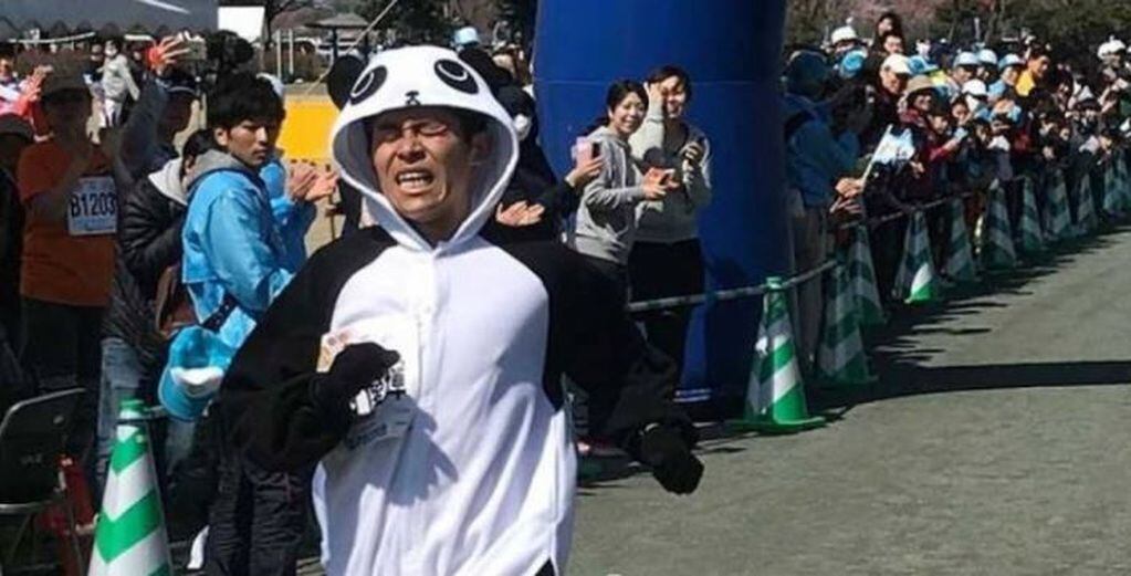 Yuki Kawauchi corriendo como un panda.