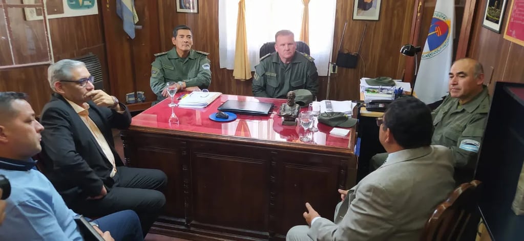 El ministro de Seguridad, Guillermo Corro (segundo desde la izquierda), reunido con jefes de la Gendarmería en La Quiaca para coordinar estrategias de lucha contra el narcotráfico y otros delitos transnacionales.