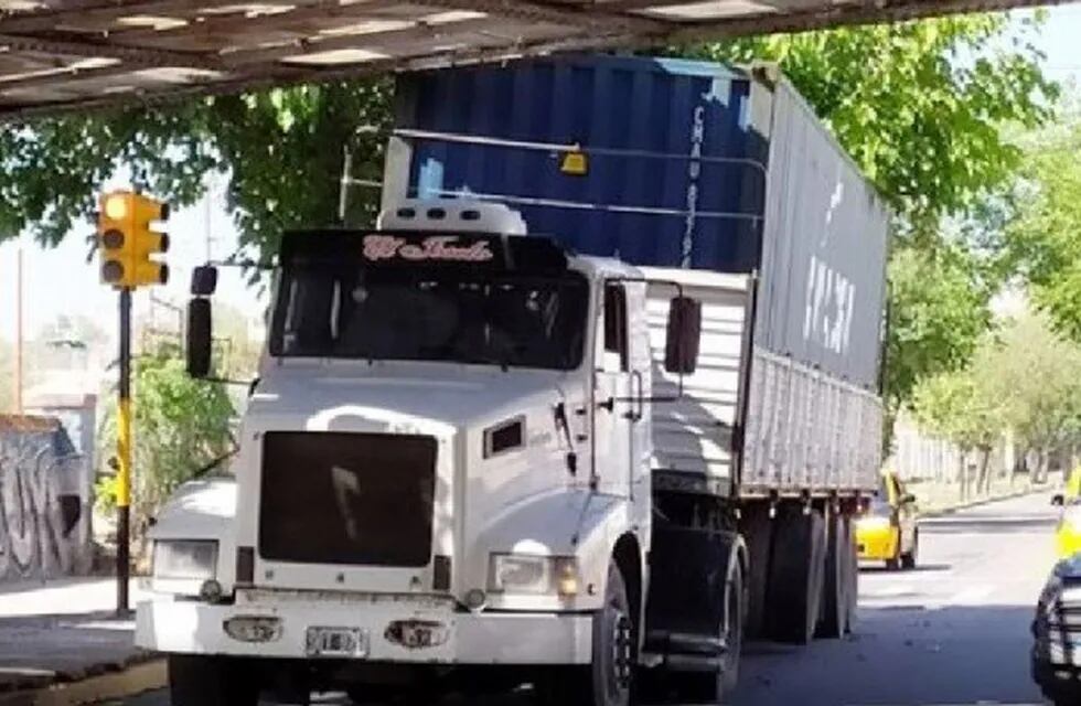 Un camión con un contendor no pudo pasar por debajo del puente en Godoy Cruz.