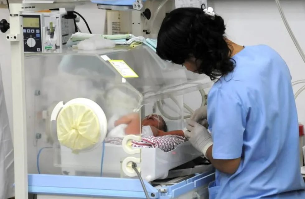 Obstetras piden que los partos se atiendan en hospitales y sanatorios.