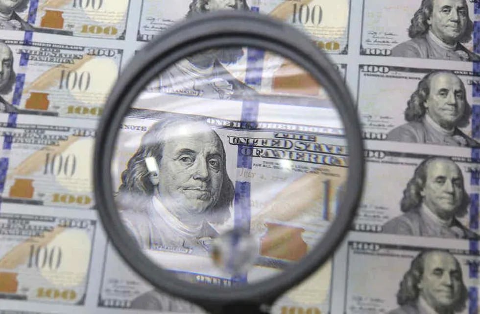 La lupa puesta en el valor del dólar condiciona a la economía argentina. Foto: AP