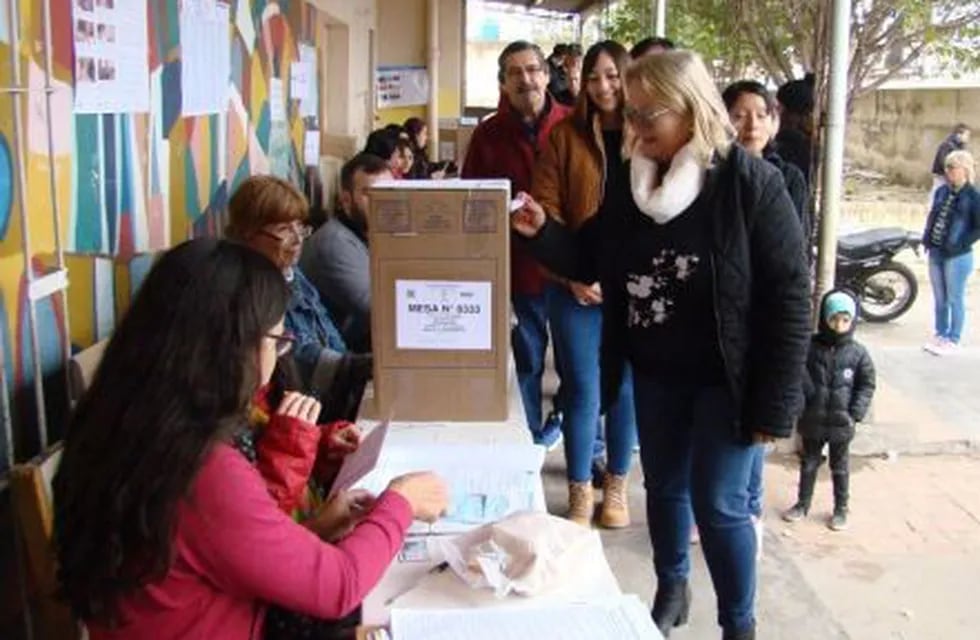 Alicia Azula votando en la Escuela Nº 30. La intendenta de Barranqueras cayó en la interna de Juntos por el Cambio. (Diario Norte).