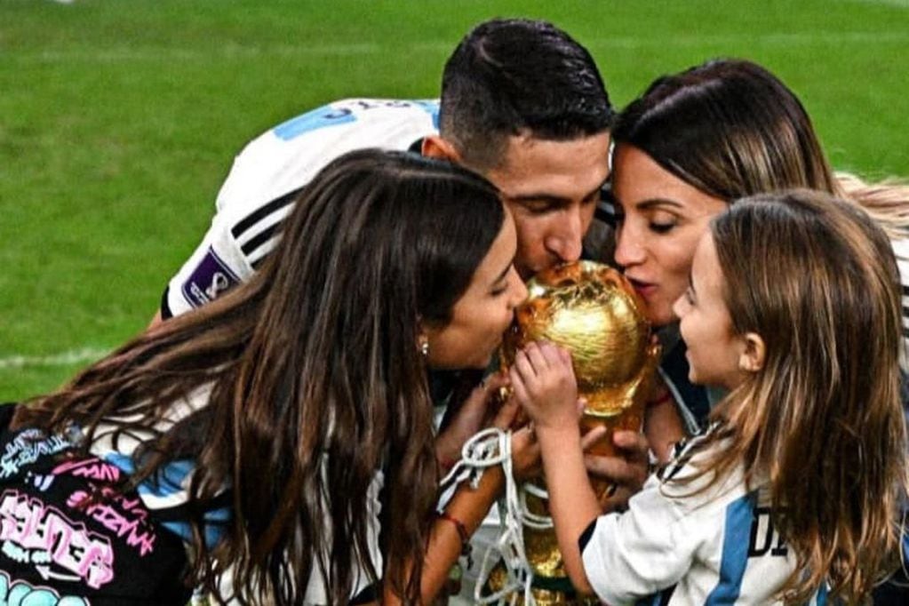 La familia Di María con la Copa del Mundo. (Foto de Instagram @angeldimariajm)