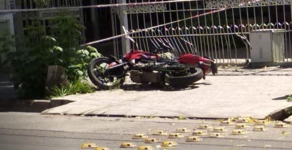 Así quedó la moto al chocar contra la reja de una casa.