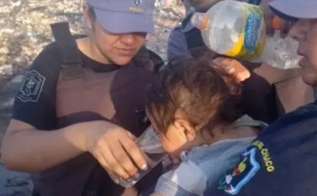 Tras hallar a un niño deshidratado y abandonado en Chaco, la policía lo asistió.