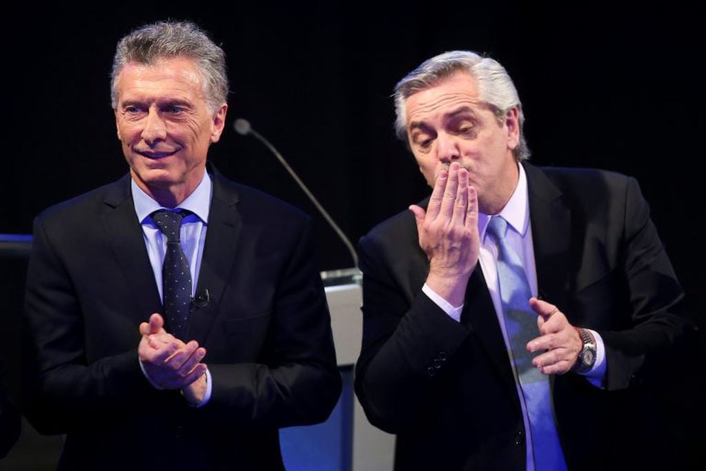 El presidente Mauricio Macri, y el candidato presidencial, Alberto Fernández, reaccionan al final del debate en la Facultad de Derecho de la Universidad de Buenos Aires, el 20 de octubre de 2019. Crédito: REUTERS / Agustin Marcarian.