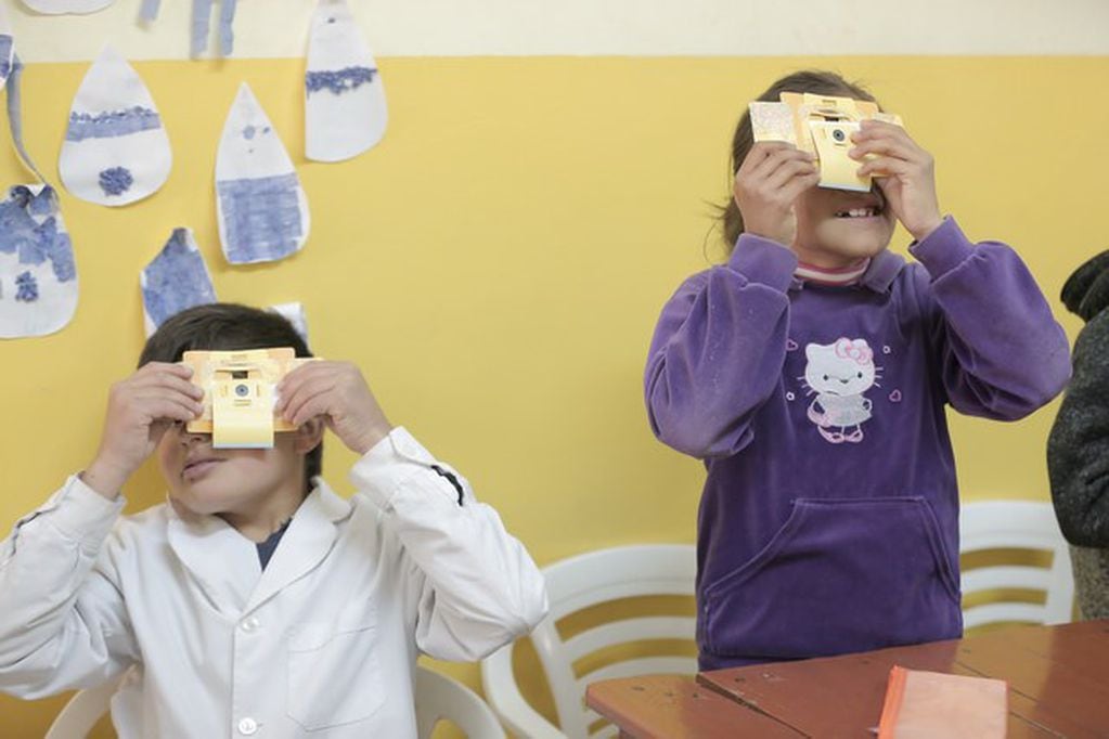 Alumnos del paraje La Lomita recibieron foldscopes y tabletas