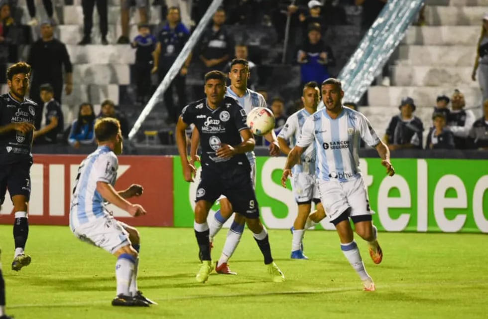 El Azul necesita los tres puntos para seguir soñando con el ascenso. / Mariana Villa (Los Andes).