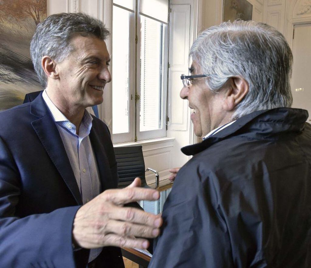 Handout photo released by Argentina's Presidency showing Argentine President Mauricio Macri (L) greeting the leader of the Workers Union (CGT) Hugo Moyano before a meeting at Government Palace in Buenos Aires on February 11, 2016. AFP PHOTO / PRESIDENCIA     RESTRICTED TO EDITORIAL USE - MANDATORY CREDIT "AFP PHOTO / PRESIDENCIA" - NO MARKETING NO ADVERTISING CAMPAIGNS - DISTRIBUTED AS A SERVICE TO CLIENTS
 buenos aires mauricio macri hugo moyano actividad presidencial presidente sindicalista reunion con el presidente titular de la cgt azopardo