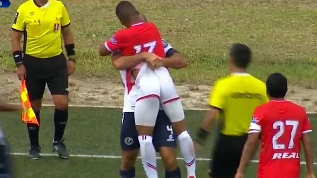 Dos futbolistas peruanos a los besos en pleno partido.