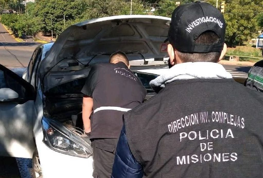 Posadas: hallaron un automóvil abandonado con chapa patente duplicada. Policía de Misiones