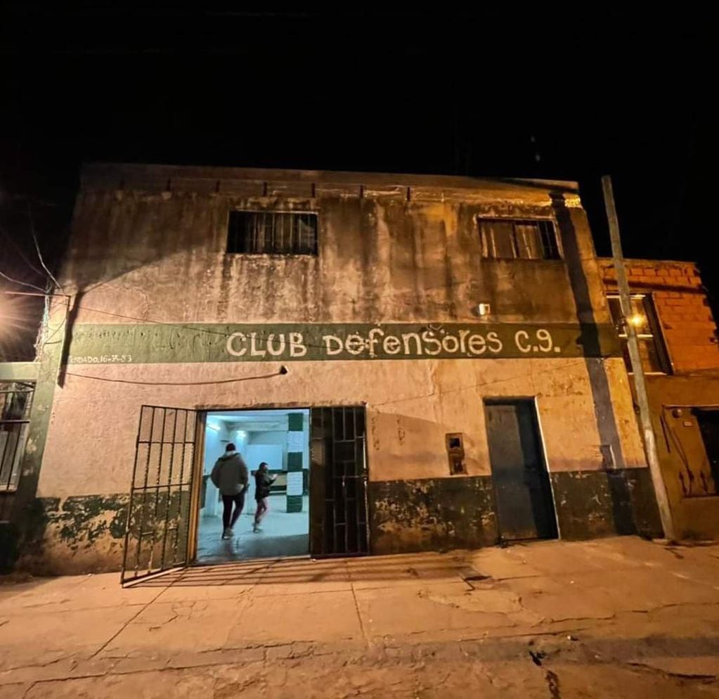 Así estaba la fachada del Club Defensores de Cabín 9 antes que el grupo Jóvenes por Pérez la pintara (Facebook Jóvenes por Pérez)