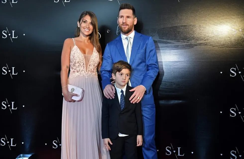 TOPSHOT - Argentinian Bolcelona forward Lionel Messi poses with his wife Antonella Roccuzzo and their son Thiago upon their arrival at a party thrown by Uruguayan Barcelona forward Luis Suarez for the renewal of his marriage vows in La Barra, near Punta del Este, Uruguay, on December 26, 2019. (Photo by EITAN ABRAMOVICH / AFP)