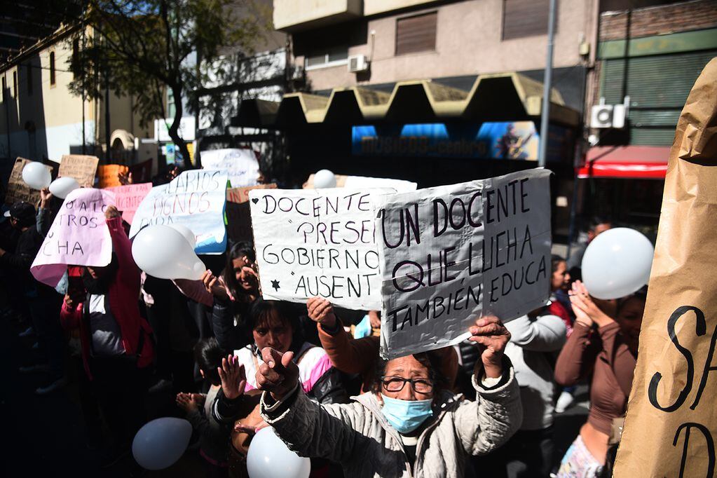 Docentes nucleados en Uepc marchan frente al Centro Cívico contra el ofrecimiento salarial del Gobierno. (Pedro Castillo / La Voz)