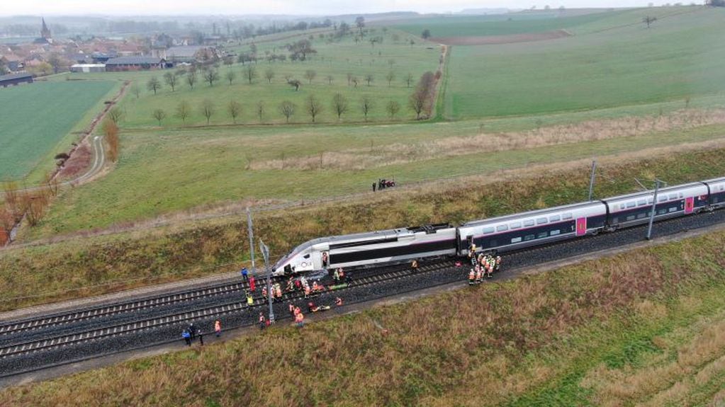 Descarriló un tren de alta velocidad en Francia y al menos 21 personas resultaron heridas. (Foto: REUTERS)