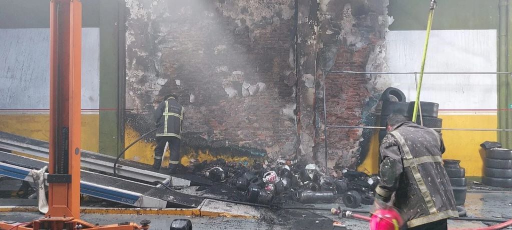 Incendio afectó un taller de una casa de repuestos en Posadas.