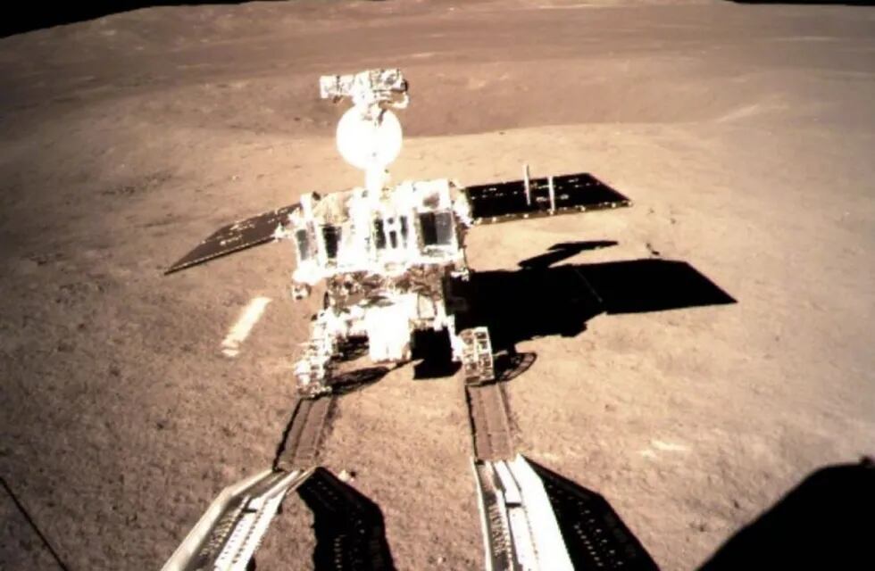 El explorador lunar de China, Yutu-2, empezó a explorar el terreno (DPA)